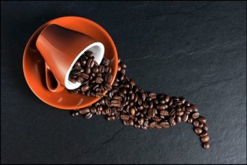 פולי קפה בתוך כוס